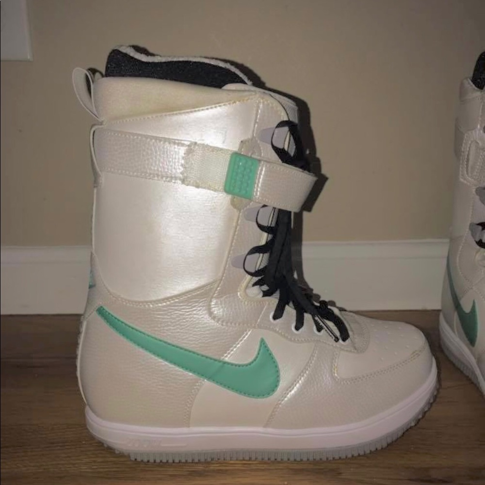 Women’s 9.5 Nike Zoom Force 1 snowboarding boots